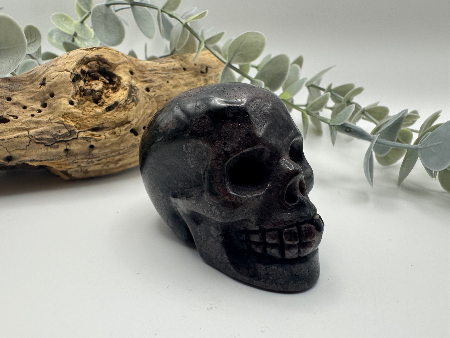 Arfvedsonite with Garnet Skull
