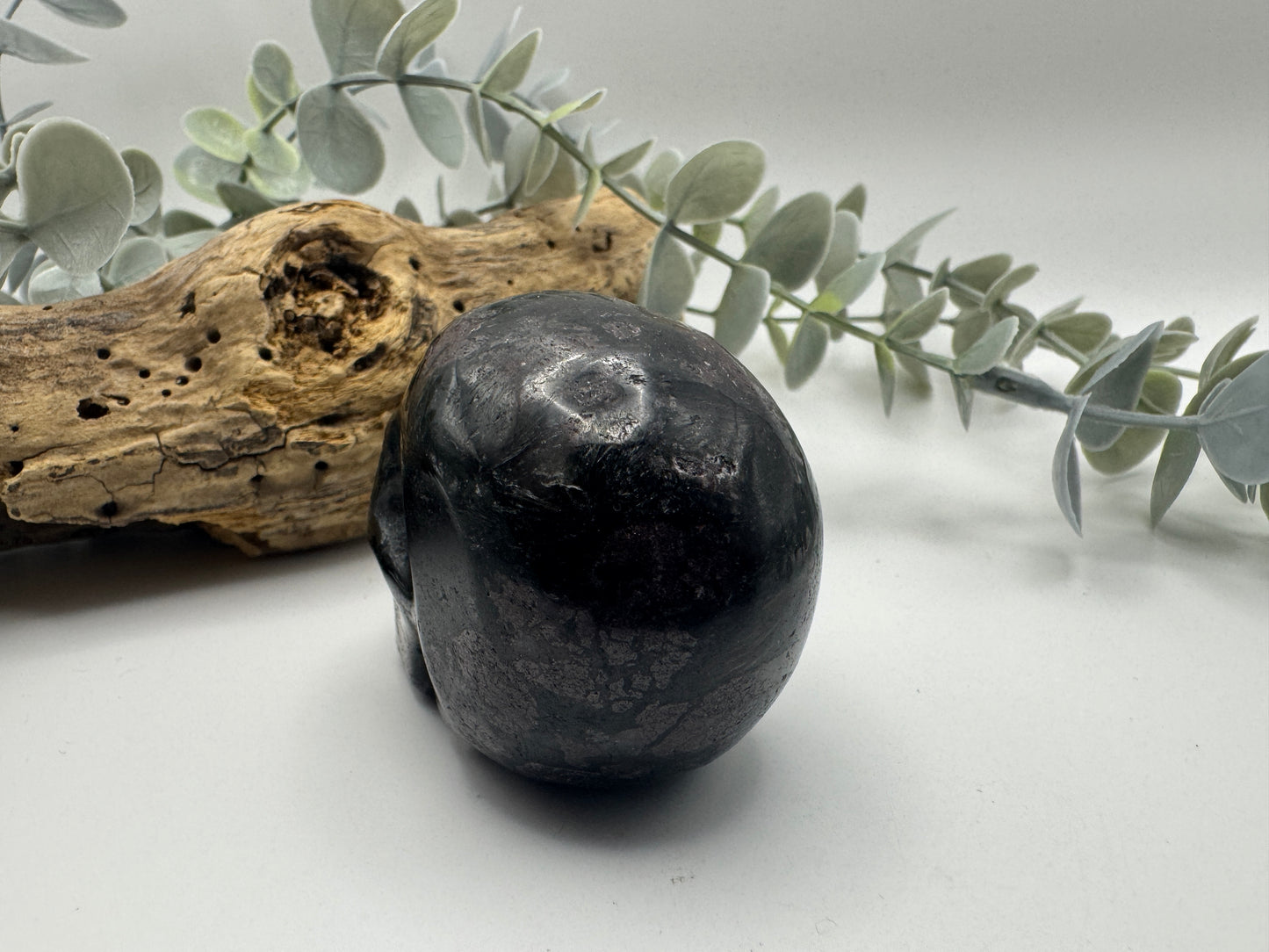 Arfvedsonite with Garnet Skull