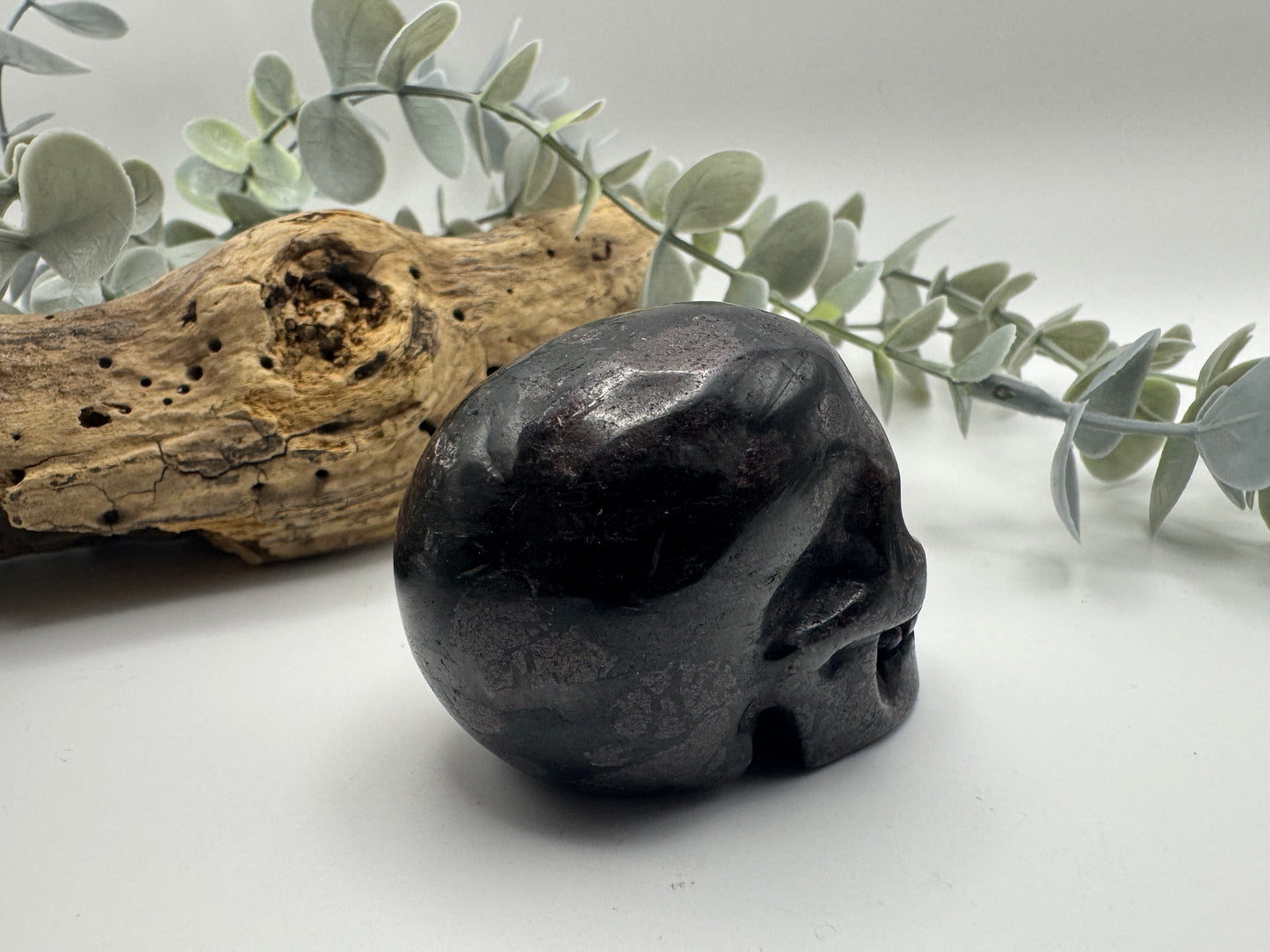Arfvedsonite with Garnet Skull