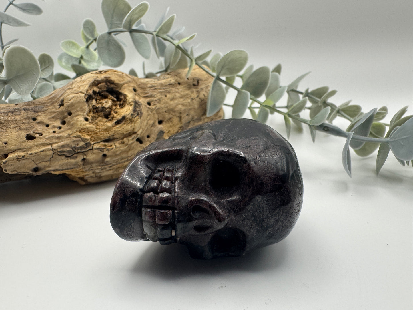 Arfvedsonite with Garnet Skull